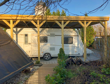 Carport für Wohnmobil oder Wohnanhänger mit Dachumrandung aus Holz